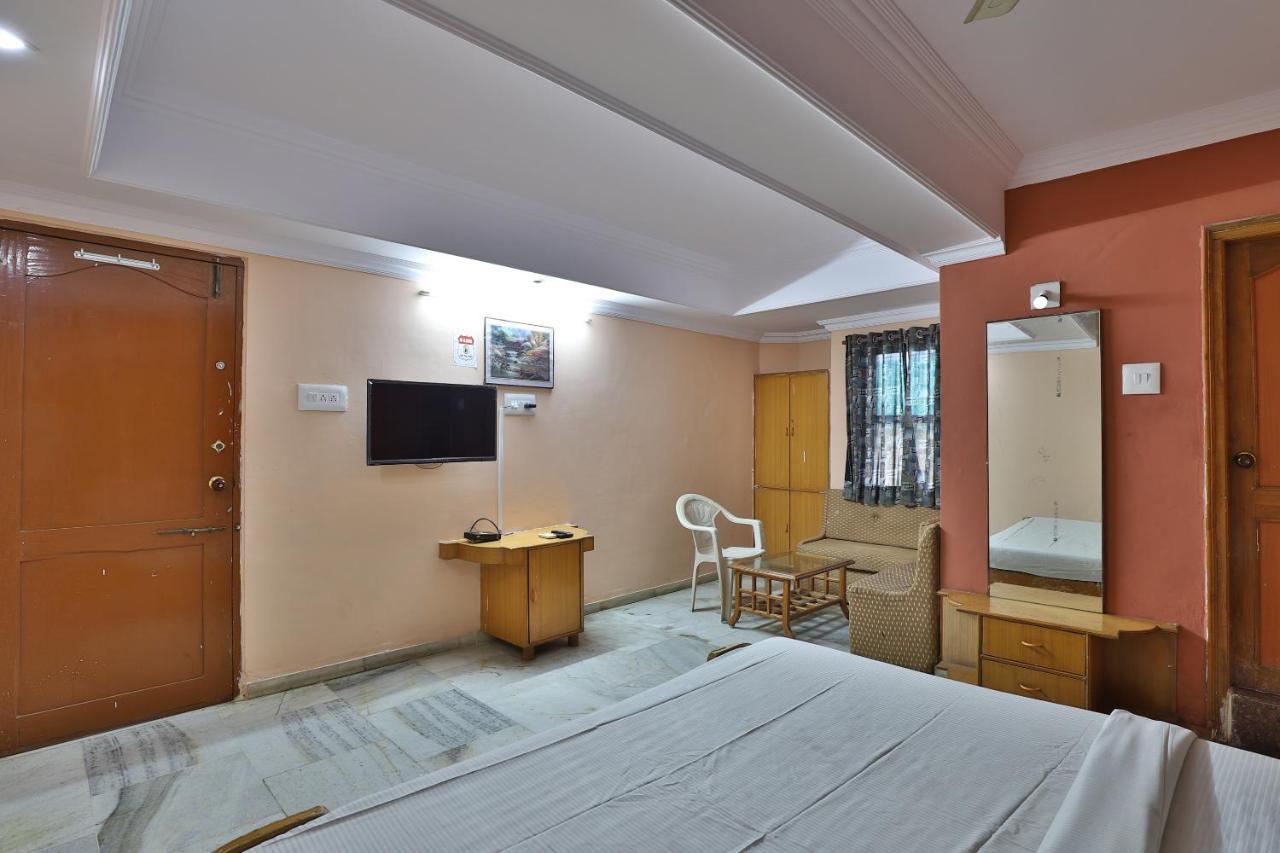 Spot On Hotel Decent Ānand Exterior foto