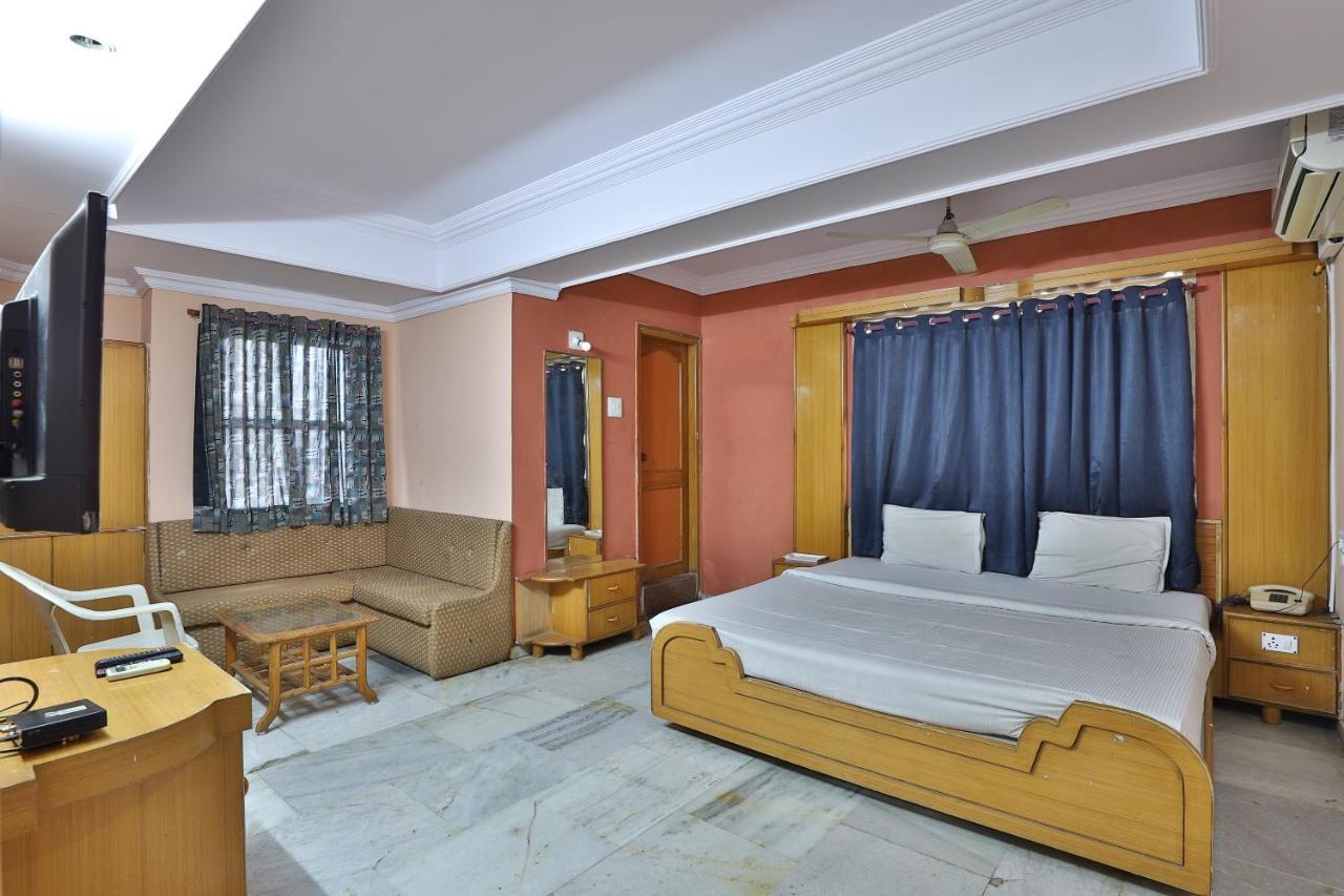 Spot On Hotel Decent Ānand Exterior foto