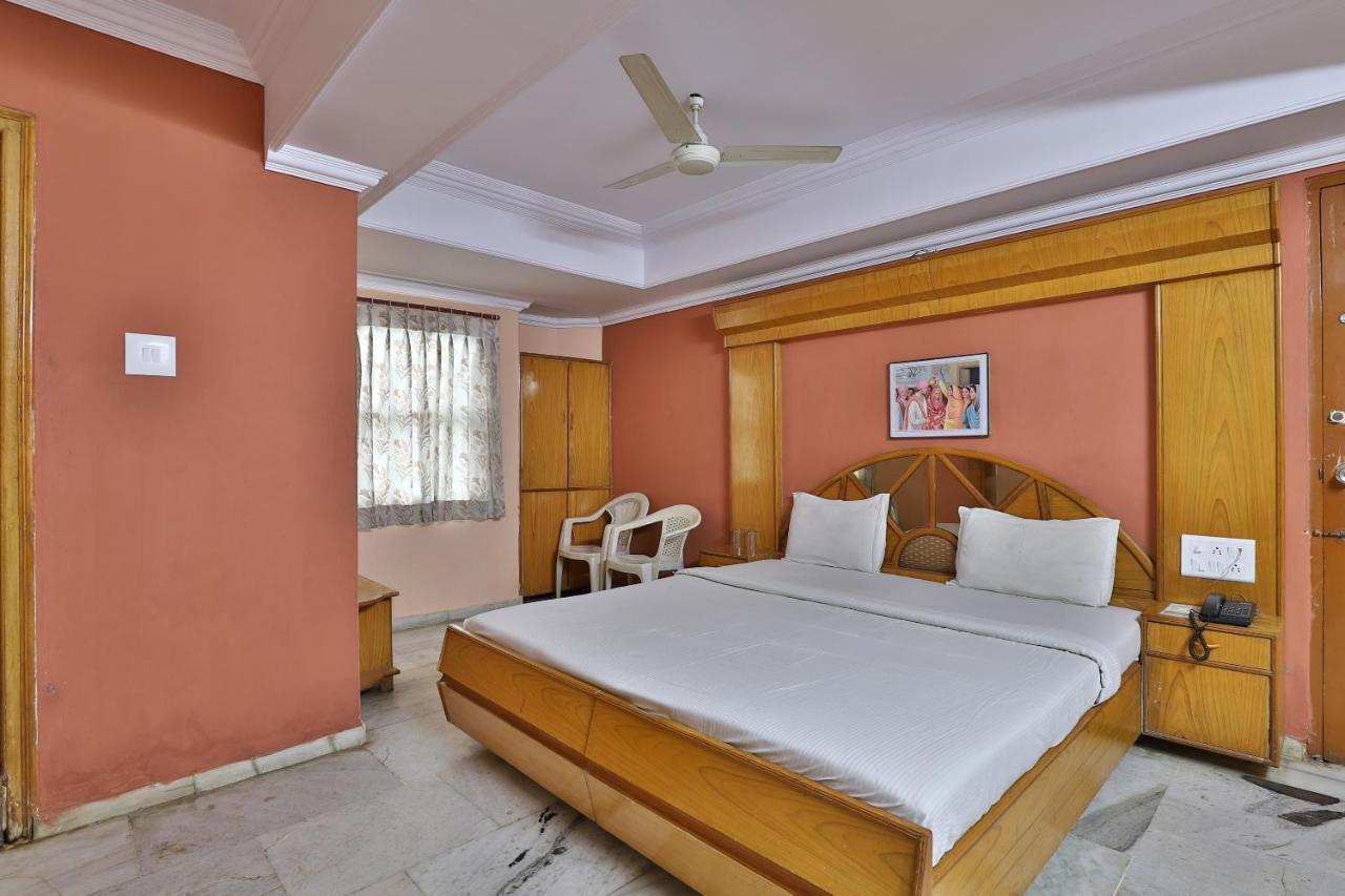 Spot On Hotel Decent Ānand Exterior foto